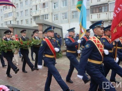 В Якутске возложили цветы к памятнику якутскому снайперу и мемориальному комплексу «Солдат Туймаады»
