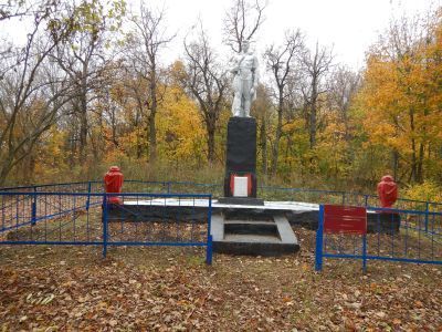 Братская могила советских воинов, погибших в боях с фашистскими захватчиками в 1943 году. Захоронено 12 человек, имена не установлены. Скульптура советского воина
