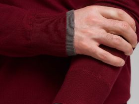 Легкий базовый джемпер полуприлегающего кроя