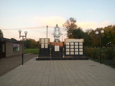 Братская могила красным партизанам, погибшим в борьбе с белобандитами в 1918 - 1920 гг. и мирным гражданам, погибшим в 1942 году