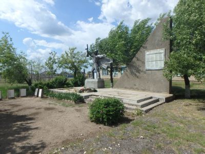 Братская могила советских воинов, погибших в период Сталинградской битвы