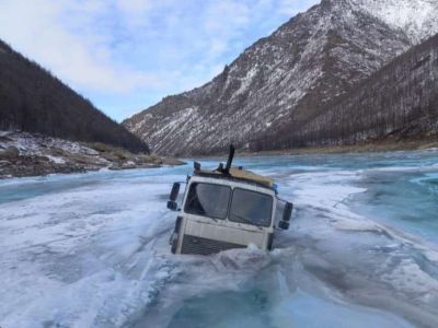 В Якутии под лед провалились несколько большегрузов. Фото, видео