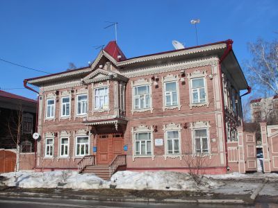 2-х этажный жилой дом. Эркер над входом