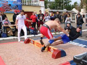 В Москве в честь Дня города проведен турнир по мас-рестлингу. Фото