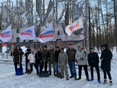 Молодогвардейцы организовали субботник на территории стелы Хангаласского улуса