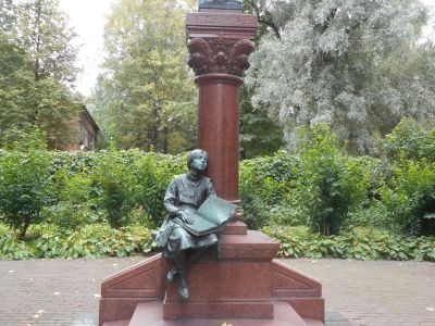 Памятник общественному деятелю Гроту К.К.