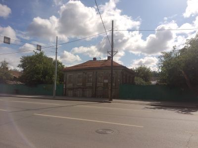 Городская усадьба: жилой дом (деревянный), ворота (деревянные)