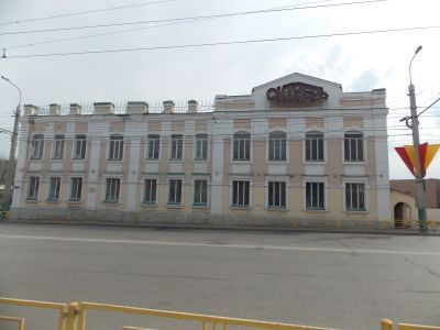 Здание бывш. электрокинотеатра «Олимп» (ныне – кинотеатр «Октябрь», где 7 апреля 1917 года открылся 1-ый Пензенский губернский  крестьянский съезд, решениям которого по аграрному вопросу высокую оценку дал В.И. Ленин, в 1918-1919 годах здесь размещался Пе