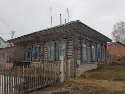 Деревянный  жилой дом конца XIX-начала ХХ века, украшенный глухой и пропильной резьбой