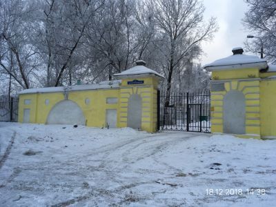 Двое ворот с оградой