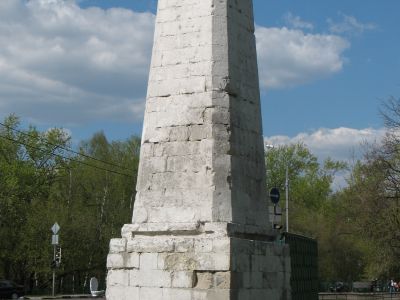 Белокаменный обелиск