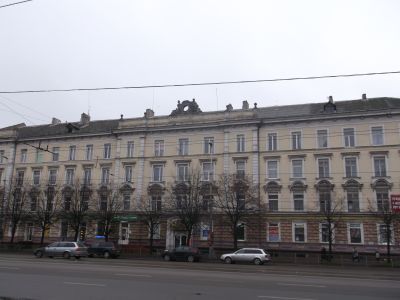 Здание дирекции имперских железных дорог со скульптурами на парапете крыши