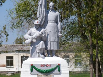 Братская могила 18 советских воинов, погибших в боях с фашистскими захватчиками