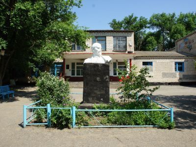 Бюст В.И.Ленина