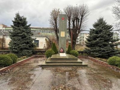 Братская могила советских саперов, погибших при разминировании завода резиновых изделий