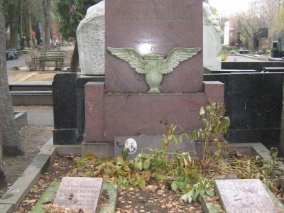 Надгробие А.В.Петрова-Сергеева