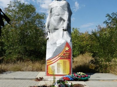 Братская могила советских воинов, погибших в период Сталинградской битвы