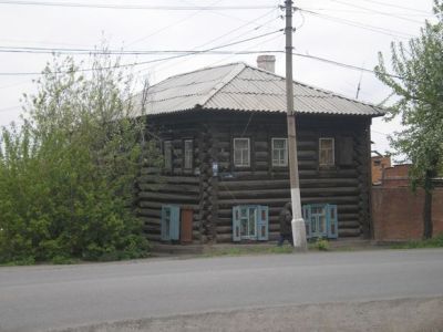 Бревенчатый дом на притрактовой усадьбе XVIII в.
