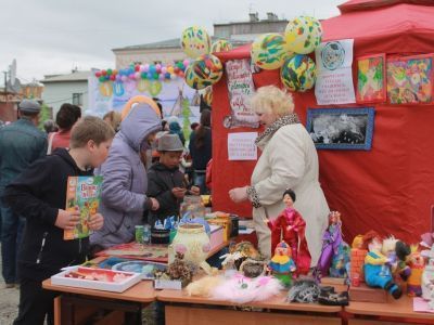 Детский праздник в Черском удался несмотря на плохую погоду
