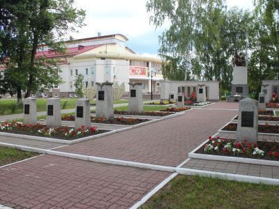 Братская могила советских воинов, погибших в боях с фашистскими захватчиками в 1943 году. Здесь захоронен Герой Советского Союза гвардии лейтенант Кузнецов Евгений Иванович