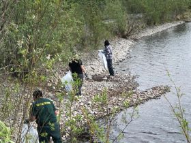 На берегу Восточной Хандыги собрали 12 мешков мусора