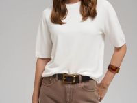 Легкий джемпер полуприлегающего кроя с коротким рукавом