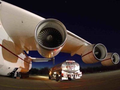 Путин поручил разработать меры по сдерживанию цен на авиационный керосин и битум