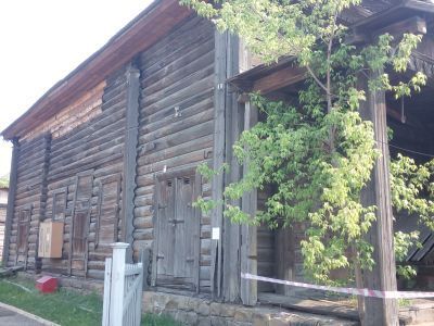 Городской амбар с навесом на каменном подвале