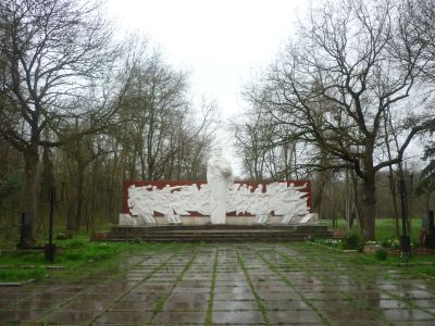 Братская могила воинов Советской Армии, погибших в 1942 - 1943 гг.