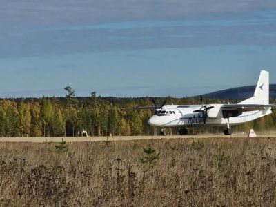 Аэропорт Ленска возобновил прием самолетов на отремонтированную грунтовую полосу