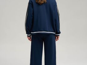 Толстовка свободного кроя из футера