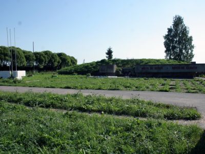 Памятник-дот на рубеже обороны советских войск в 1941 г. На доте установлена памятная доска