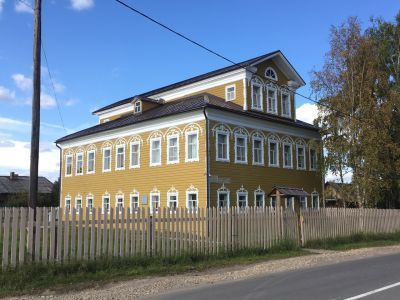 Двухэтажное деревянное здание в с. Ижма
