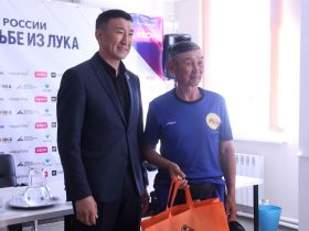 Сборной Якутии по стрельбе из лука вручили спортивную форму перед чемпионатом России