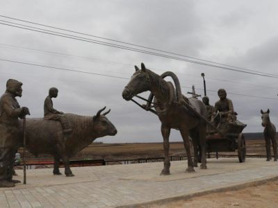 В Амге открыли скульптурную композицию землепашцам-первопроходцам