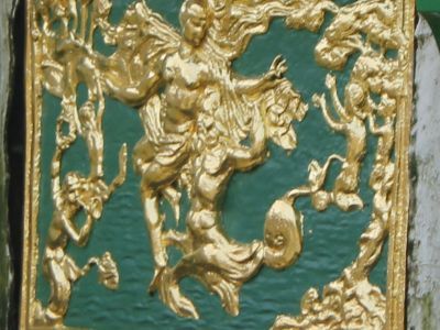 Барельеф "Тритон, выносящий женщину из волн"