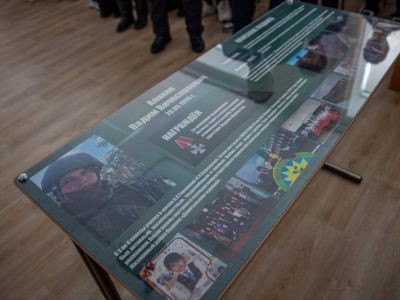 В школе №20 Якутска установили Парту Героя