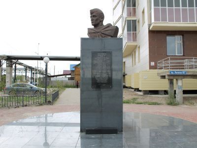 Памятник-бюст Герою Советского Союза К.К. Красноярову