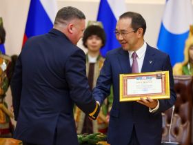 Айсен Николаев вручил государственные награды отличившимся якутянам
