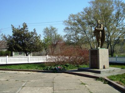 Братская могила советских воинов