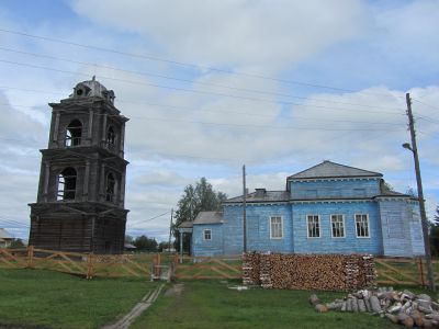 Здание бывшей деревянной церкви и колокольня в с. Мошъюга Ижемского района