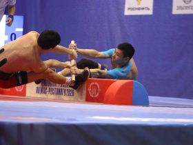 Реванши и сенсации. Мас-рестлеры Якутии завоевали еще шесть золотых медалей чемпионата России