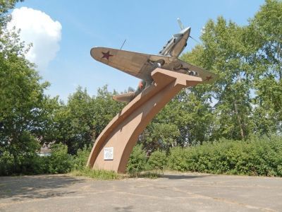 Памятный знак, установленный в честь воинов 49-й армии, защищавших Москву в 1941г. от фашистских захватчиков -самолет "МИГ-3"