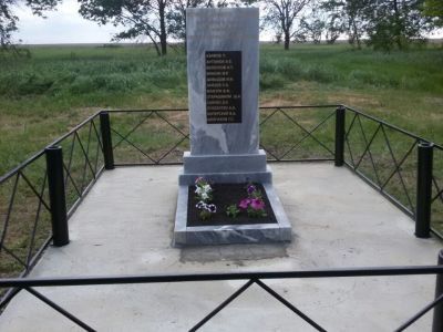 Братская могила 101 советского воина, погибшего в боях с фашистскими захватчиками