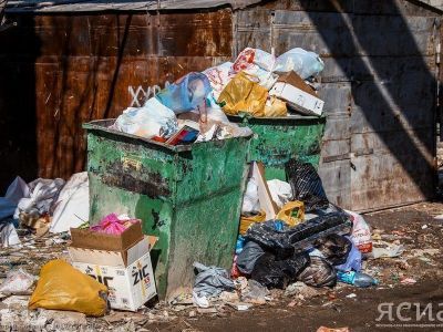 Скопление мусора на Свердлова в Якутске является несанкционированной свалкой