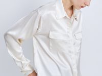 Атласная блуза с нагрудными карманами