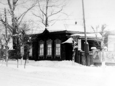 Деревянное здание конца XIX века, украшенное выразительным резным декором, бывшая биржа экипажей, ныне горвоенкомат