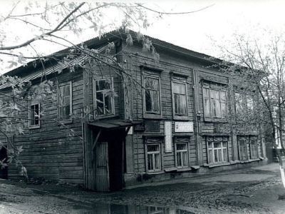 Двухэтажное деревянное здание начала XX века, бывший дом городского головы Трифона Тимофеевича Савельева, ныне часовая мастерская