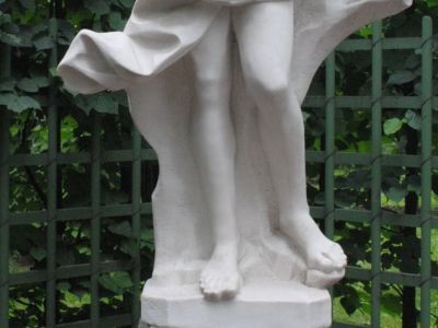 Статуя юноши