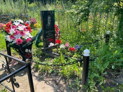 Могила советского летчика, погибшего в бою с фашистскими захватчиками в 1941 г.